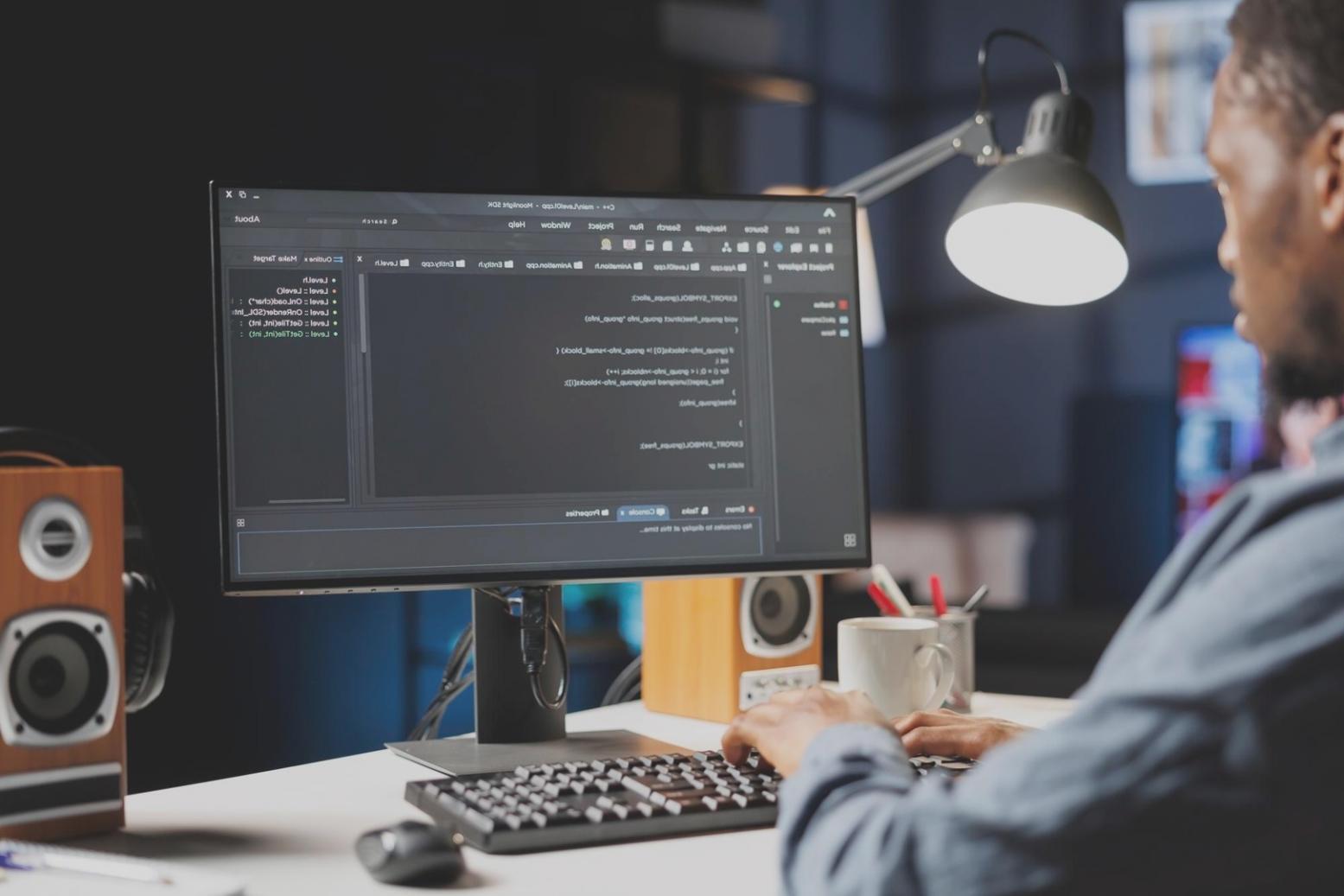 Teammitglieder bei der Evaluierung von Projektdaten